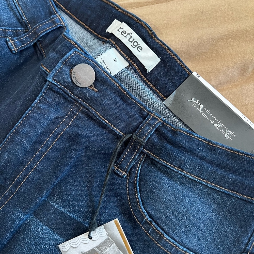 Stretchy skinny jeans with manufactured distress